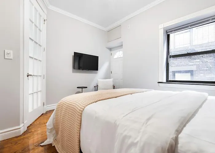 Gorgeous & Bright 3Bdr & 1Bth In Midtown Manhattan