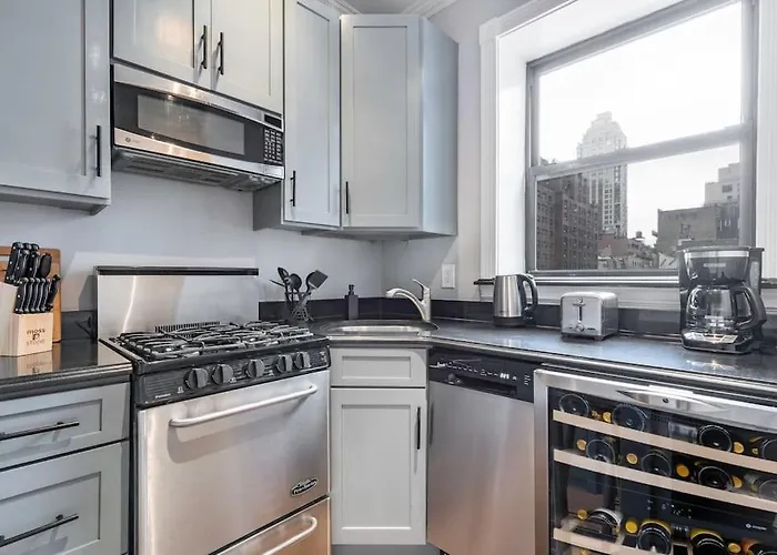 Gorgeous & Bright 3Bdr & 1Bth In Midtown Manhattan